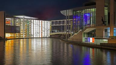  Spreeseite des Paul Löbe Haus und Marie Elisabeth Lüders Haus  am Abend