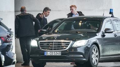 Robert Habeck (M, Bündnis 90/Die Grünen), Bundesminister für Wirtschaft und Klimaschutz, kommt ins Bundeskanzleramt