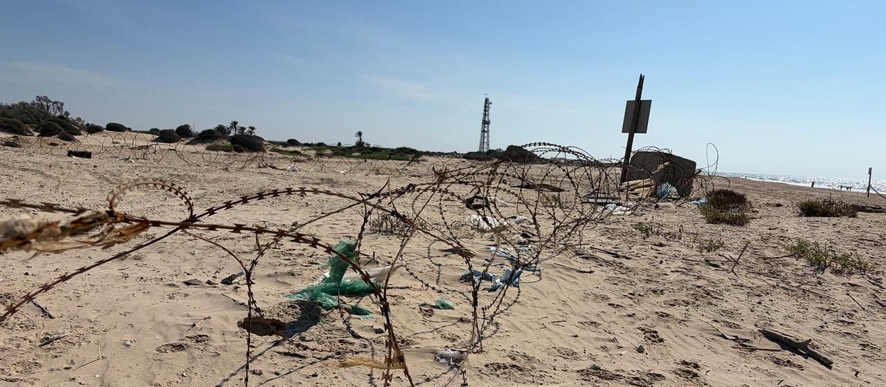 Stacheldraht am Strand von Zikim