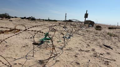 Stacheldraht am Strand von Zikim