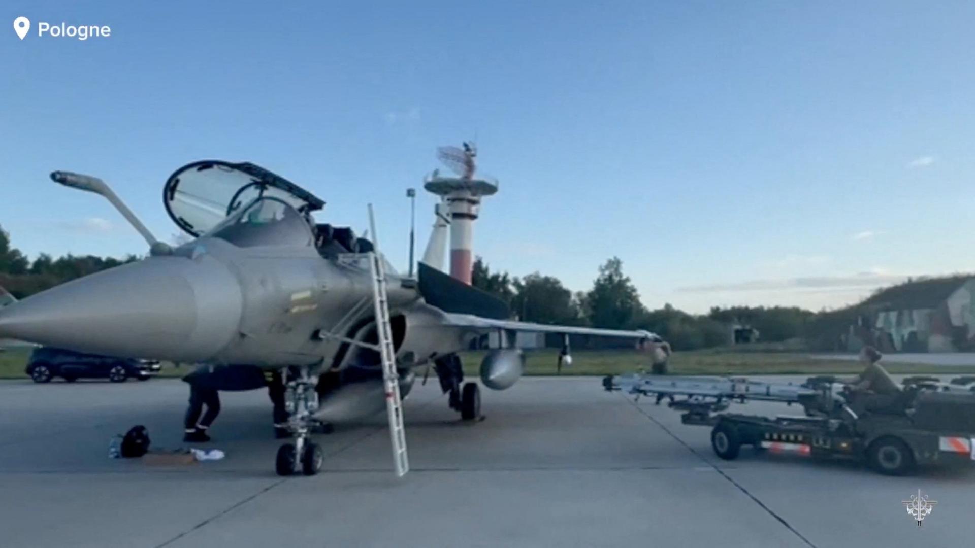 Einer der drei französischen Kampfjets, die zur Unterstützung nach Polen geschickt wurden. | via REUTERS