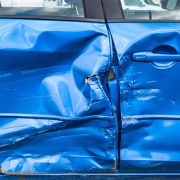 Unfallschaden an den Türen eines Autos.