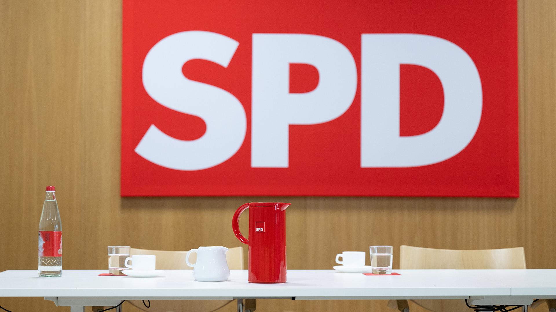 Eine Kaffeekanne steht vor dem Logo der SPD. | dpa