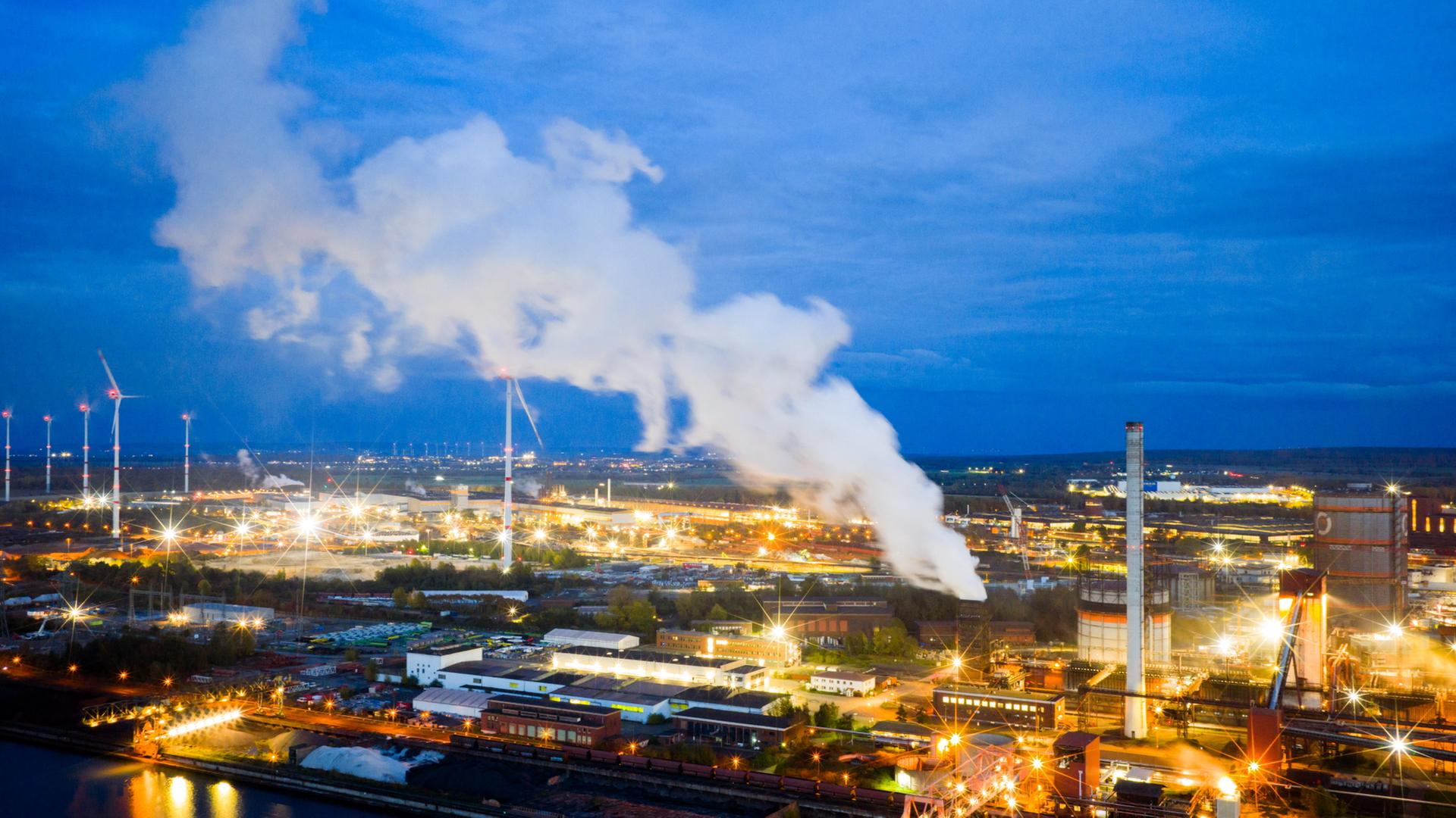 Blick auf das Gelände der Salzgitter AG bei Nacht | dpa