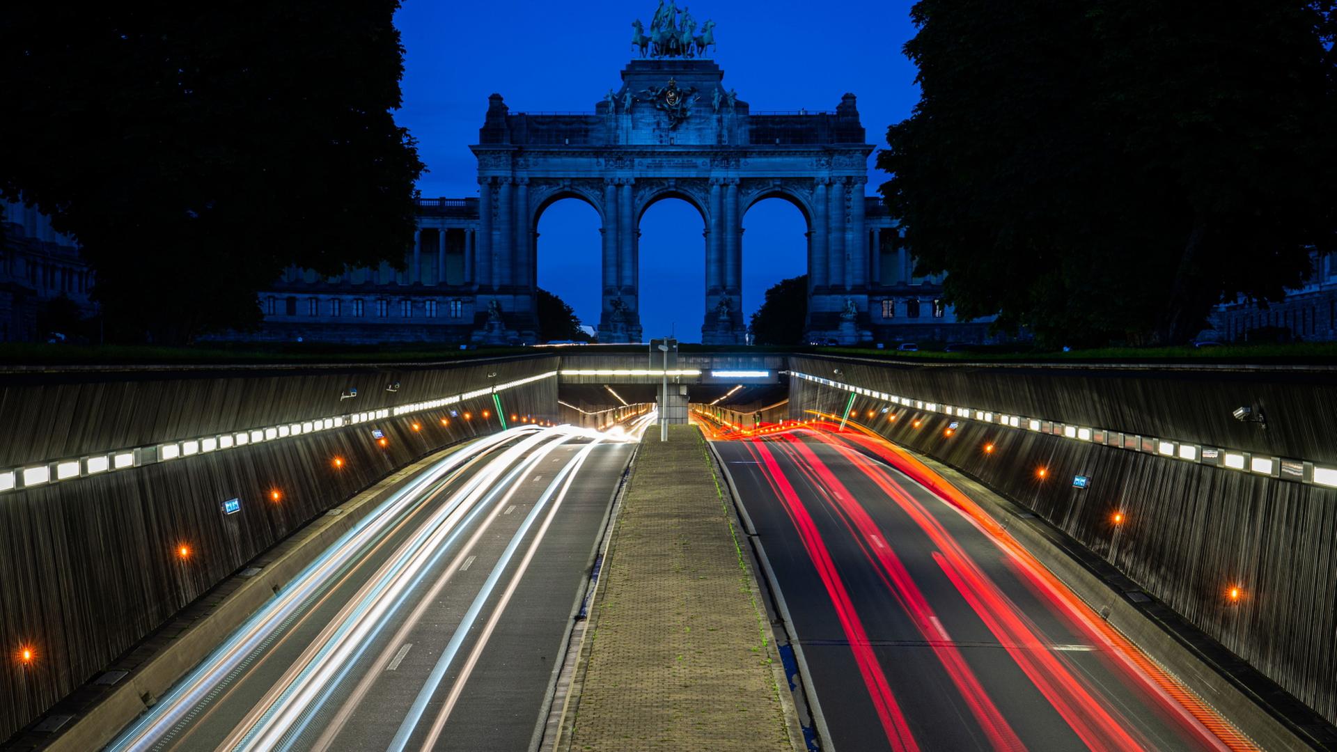 Autos fahren unter dem Triumphbogen im Jubelpark in Brüssel. | Arne Immanuel Bänsch/dpa
