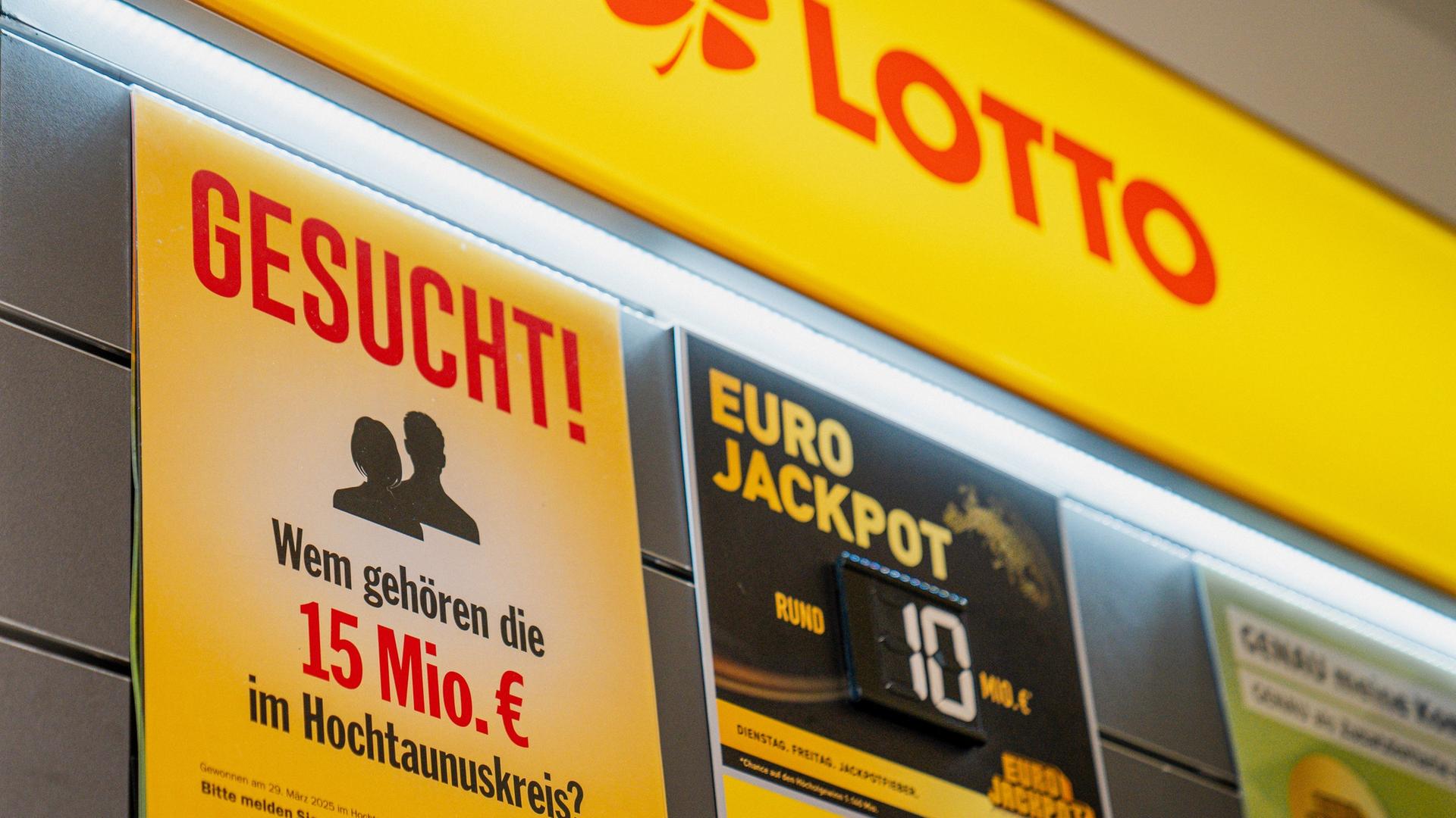 Auf einem gelben Plakat steht 