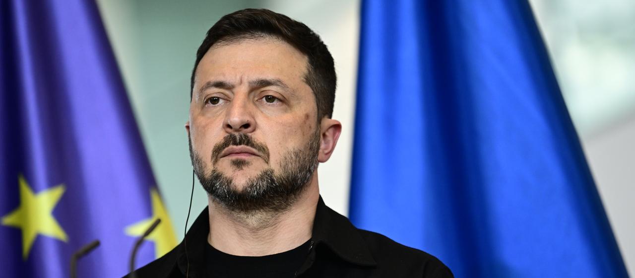 Wolodymyr Selenskyj, hinter ihm eine EU-Flagge | dpa Wolodymyr Selenskyj, hinter ihm eine EU-Flagge
