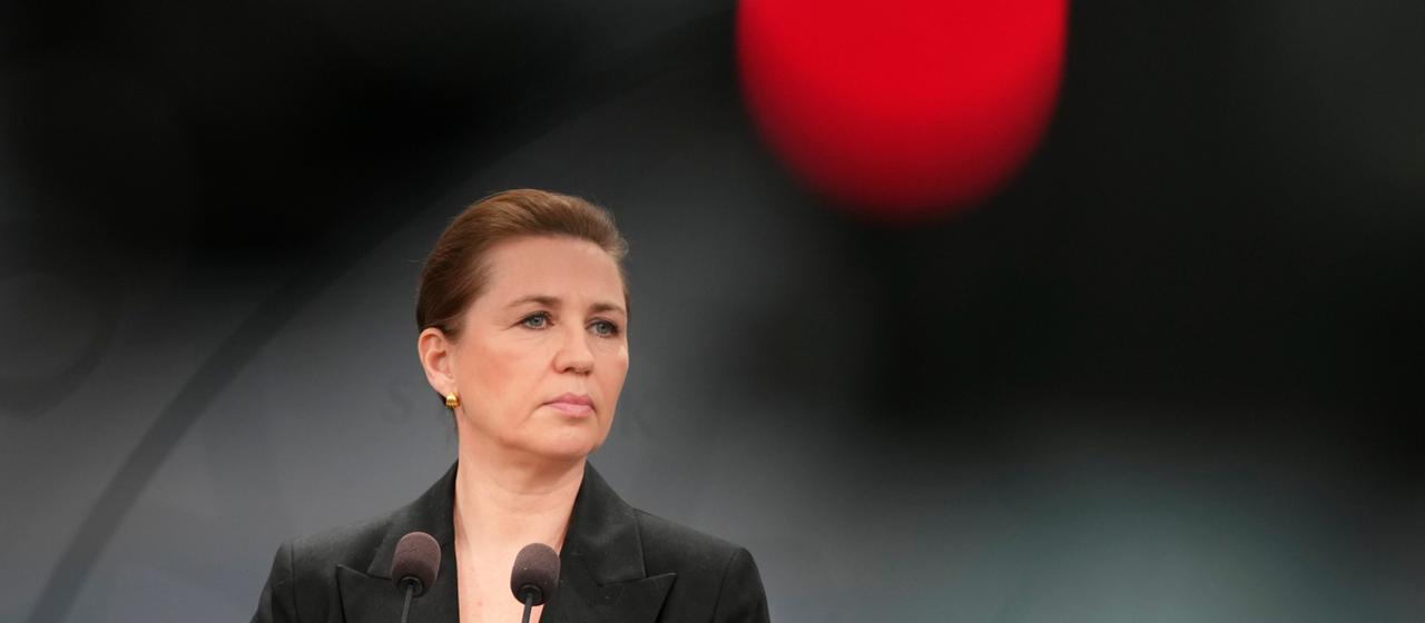Die dänische Ministerpräsidentin Mette Frederiksen stellt auf einer Pressekonferenz die neue Abschiebereform der Regierung vor