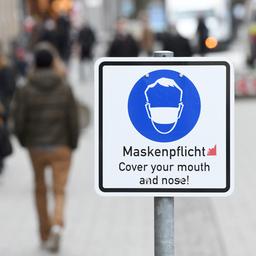 Ein Schild weist in der Münchner Innenstadt auf die Maskenpflicht innerhalb der Fußgängerzone hin.