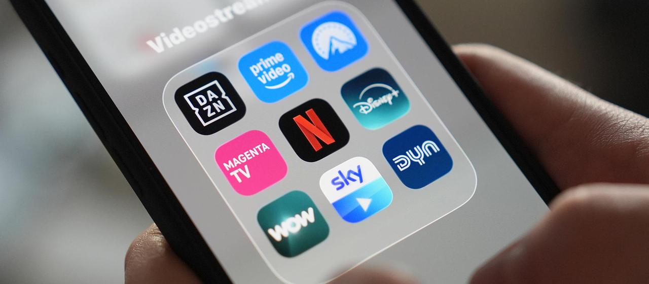 App-Icons von Streaminganbietern auf einem Smartphone.