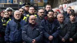 Bahn-Mitarbeiter und Bundespolizisten gedenken des verstorbenen Zugbegleiters.