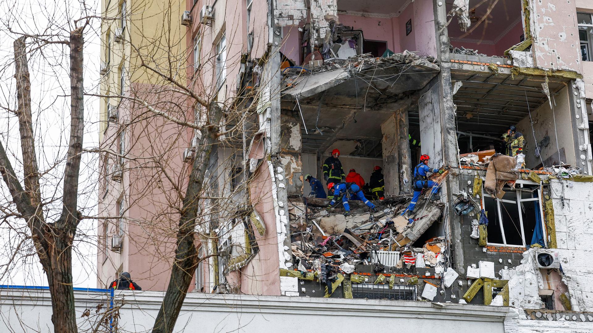 Feuerwehrleute an einem besch�digten Wohnhaus in Kiew, Ukraine | REUTERS