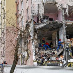 Feuerwehrleute an einem beschädigten Wohnhaus in Kiew, Ukraine