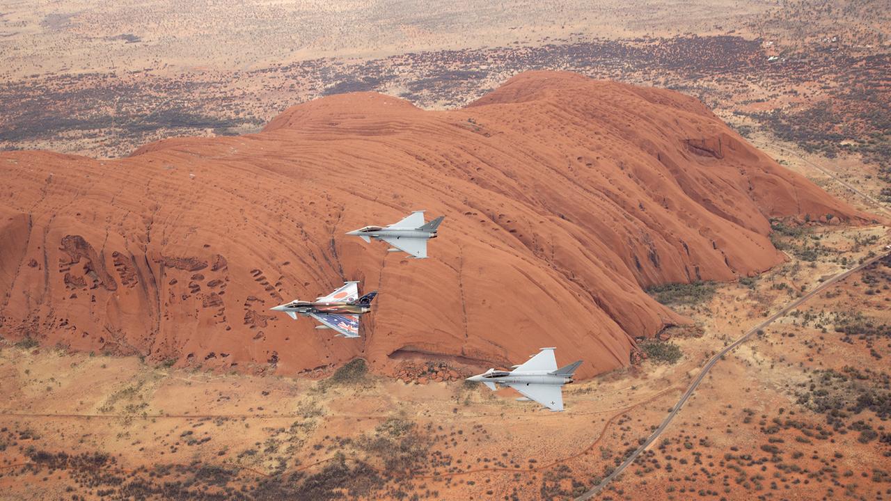 Máy bay chiến đấu Eurofighter của Đức bay qua các địa danh Uluru (Ayers Rock) và Kata Tjuta (The Olgas) trong cuộc tập trận Pitch Black 2022 tại Bắc Úc (Ảnh: tagesschau.de).