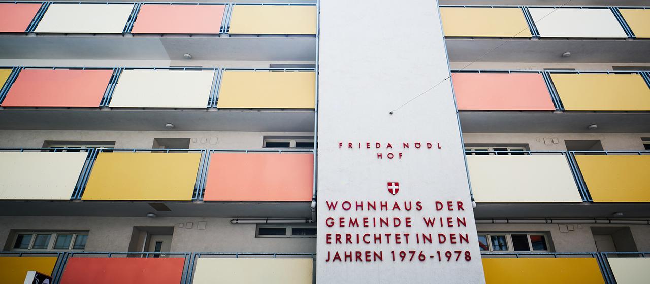 Vorderseite des Gemeindebaus Frieda-Nödl-Hof in Wien.