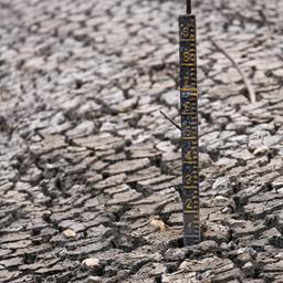 Ein Pegel eines ausgetrockneten Stausees außerhalb von Bogotá, Kolumbien