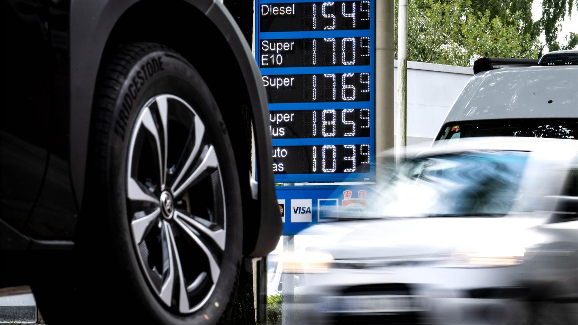 Kraftstoffpreise werden an einer Tankstelle angezeigt. | picture alliance/dpa