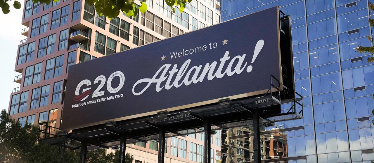 Ein Schild heißt Besucher im Vorfeld des G20-Außenministertreffens in der Innenstadt von Atlanta, Georgia, USA, willkommen.