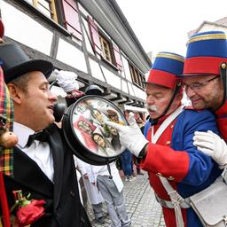 Zwei Kanoniere von der Narrenzunft Bad Waldsee schauen sich zum Karnevalsbeginn am 11.11. den Narrenwecker an (Archiv).
