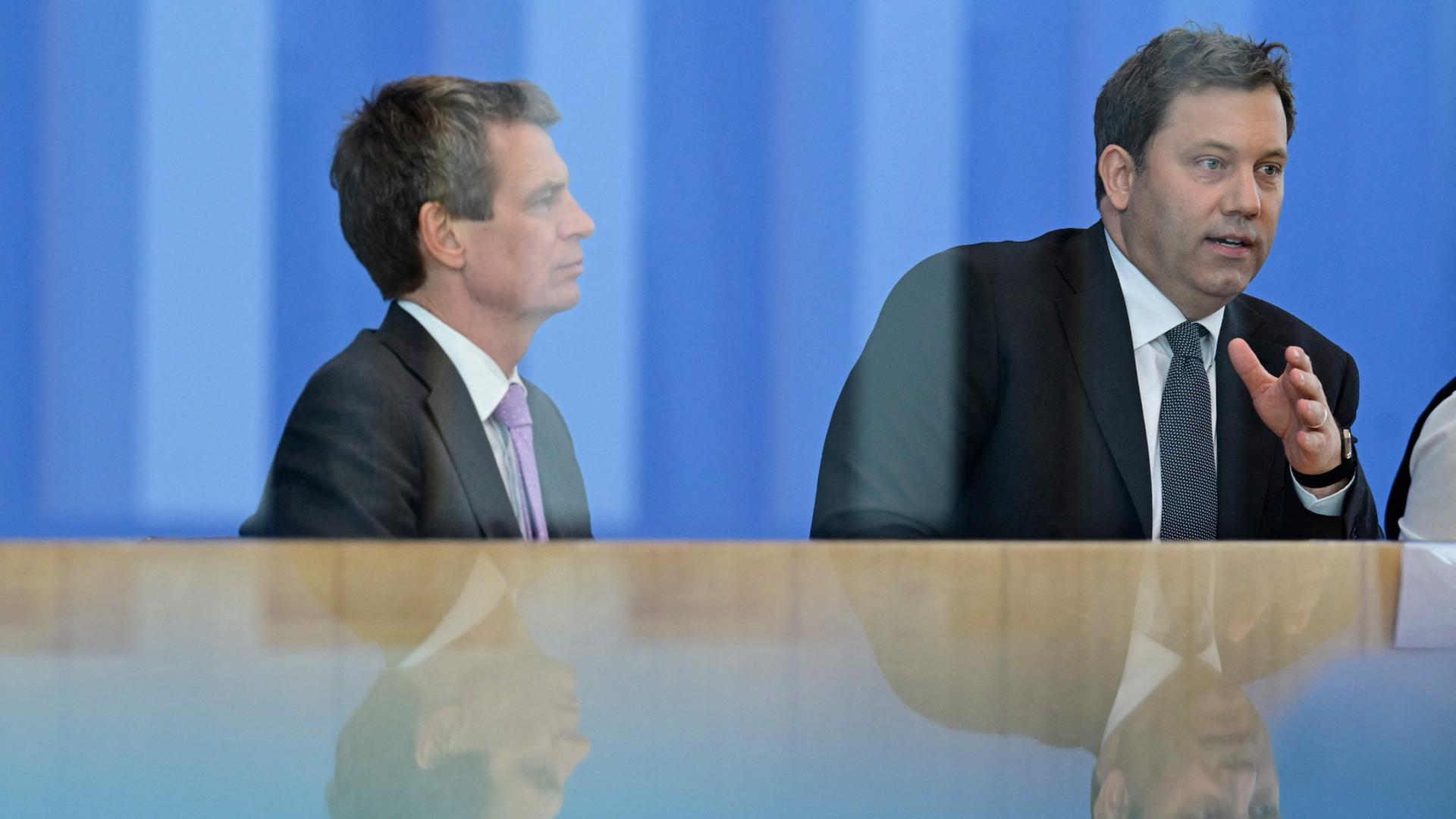 Lars Klingbeil auf einer Pressekonferenz | AFP