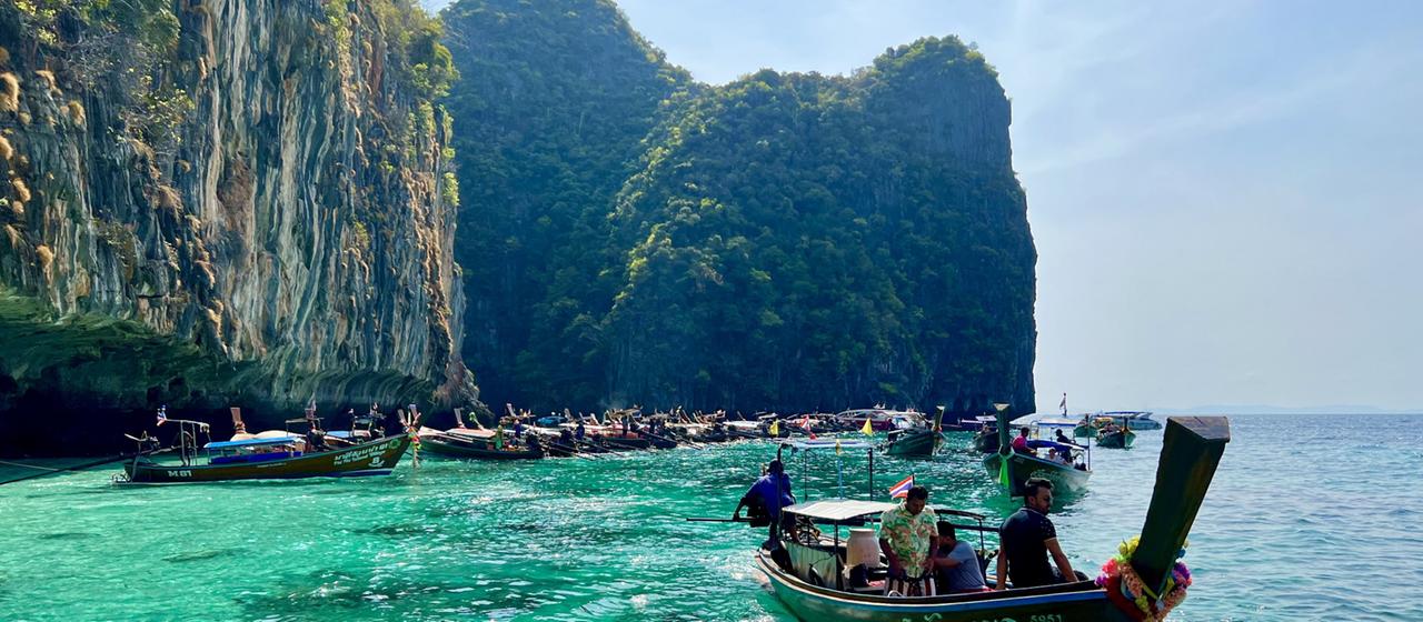 Mit traditionellen Booten werden Touristen zur weltberühmten Maya Bay auf Phi Phi Island gebracht (Archivbild von 2023)