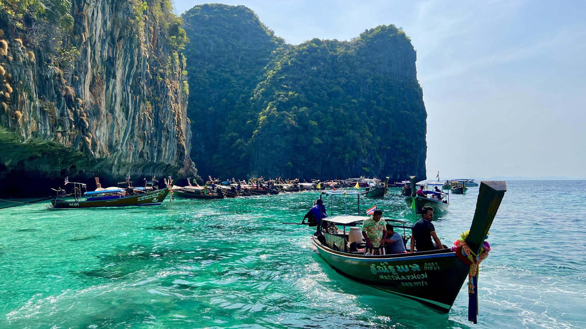Mit traditionellen Booten werden Touristen zur weltberühmten Maya Bay auf Phi Phi Island gebracht (Archivbild von 2023) | dpa