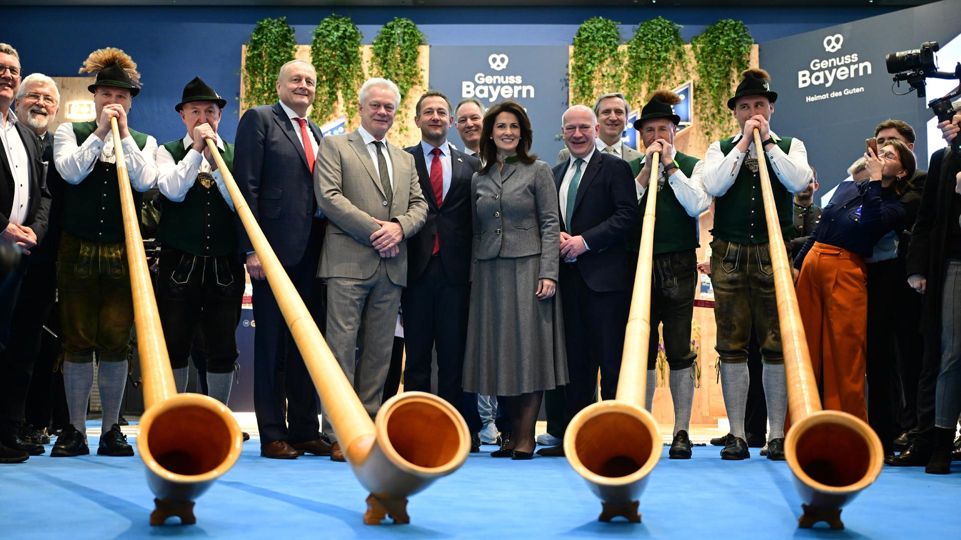 Alois Rainer, Christophe Hansen, Mario Tobias, Michaela Kaniber und Kai Wegner auf der Gr�nen Woche in Berlin. | dpa