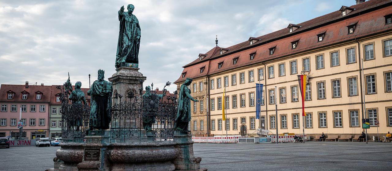 View of the New Town Hall with the Maximiliansbrunnen in Bamberg (Bavaria). 