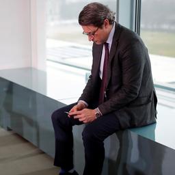 Bundesverkehrsminister Andreas Scheuer (CSU) blickt vor der Kabinettssitzung aufs Handy.