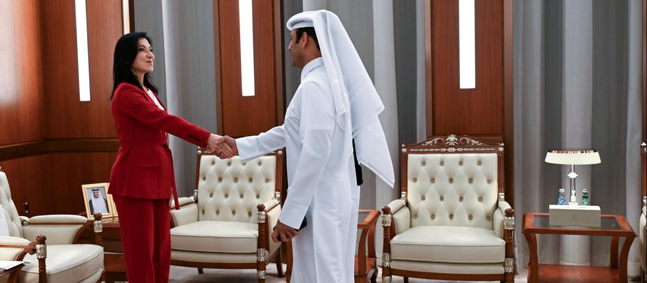 Katherina Reiche wird von Saad bin Sherida Al Kaabi in Doha begrüßt.