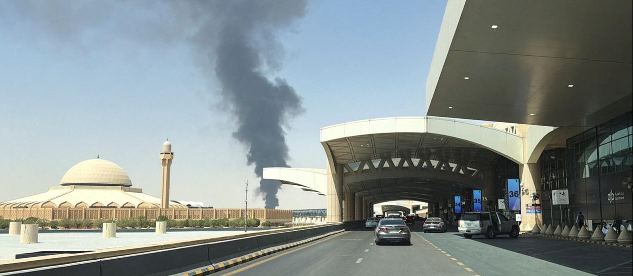 Eine große schwarze Rauchwolke steigt vom Treibstofflager des King Khalid International Airport in Riad, Saudi-Arabien, auf.