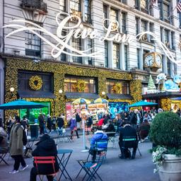 Weihnachtliche Dekoration am Macy's Herald Square Flagship Store in New York.