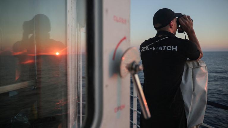 Ein Crew-Mitglied der Sea Watch 5 sucht im August 2025 das Mittelmeer nach Flüchtlingsbooten ab.