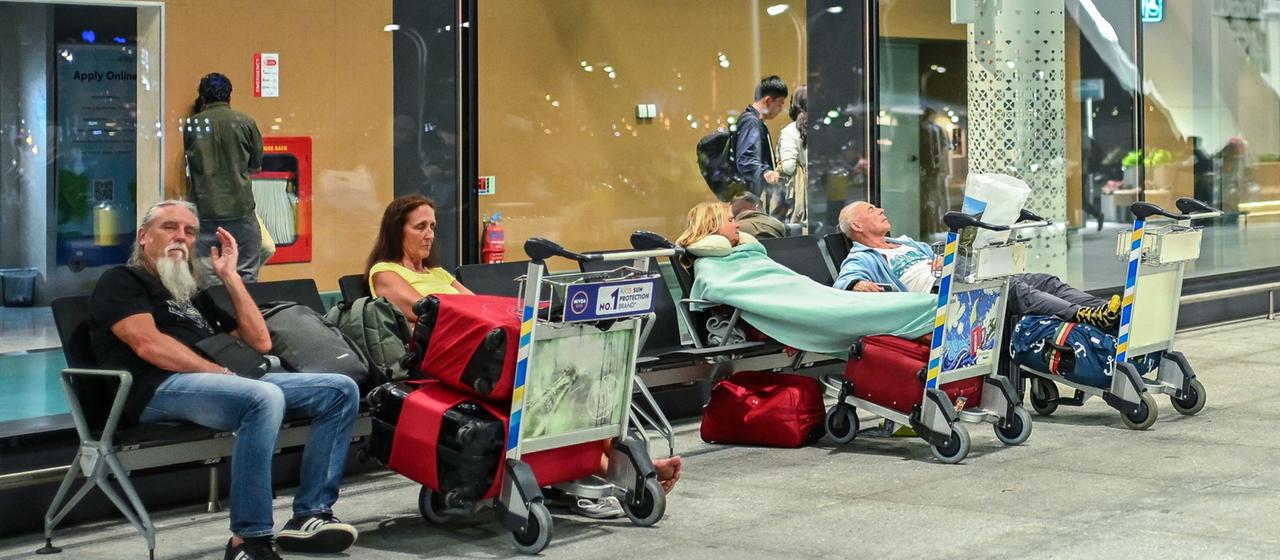 Reisende warten in Male auf ihren Flug