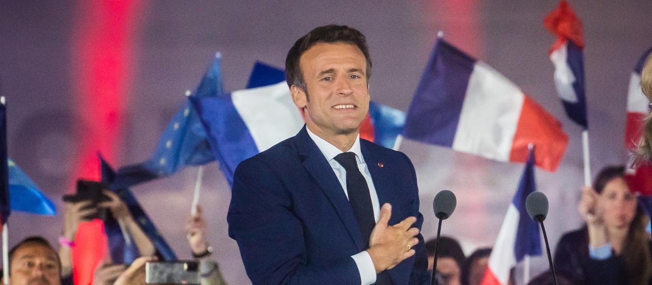 Emanuel Macron dankt auf einer Wahlparty am Eiffeltum seinen Wählern