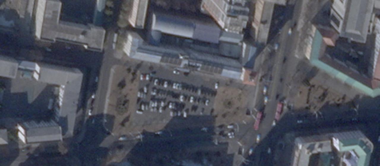 Ein Satellitenbild zeigt Autos, die auf einem Parkplatz in der Nähe des Taedonggang-Hotels in Pjöngjang (Nordkorea) geparkt sind. 