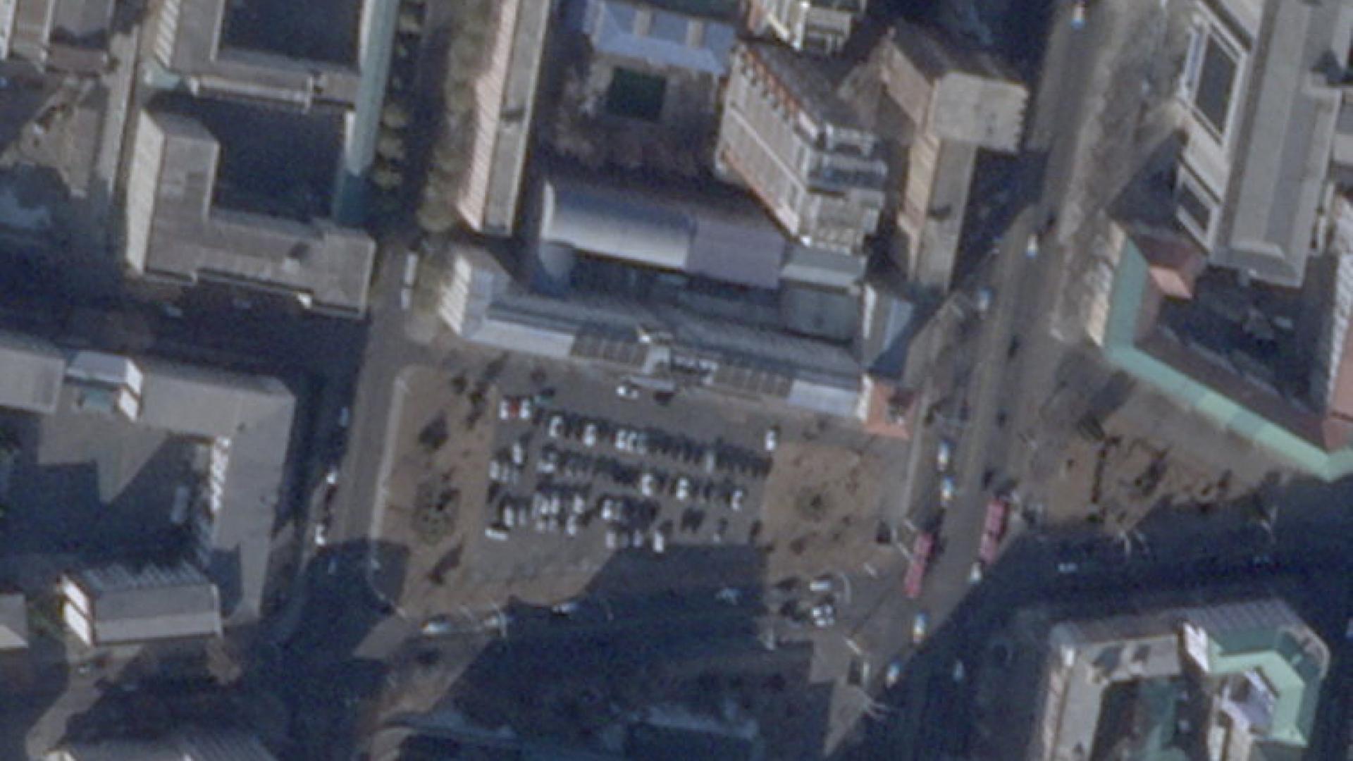 Ein Satellitenbild zeigt Autos, die auf einem Parkplatz in der Nähe des Taedonggang-Hotels in Pjöngjang (Nordkorea) geparkt sind.  | 2026 PLANET LABS PBC /Handout via REUTERS