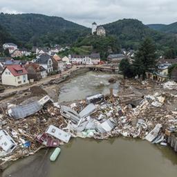 Meterhoch türmen sich Wohnwagen, Gastanks, Bäume und Schrott an einer Brücke über der Ahr in Altenahr. (Archivfoto: 19.07.2021)