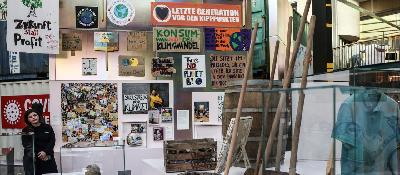Relikte der Flutkatastrophe im Ahrtal und Plakate von Klimaktivisten sind im Haus der Geschichte zu sehen