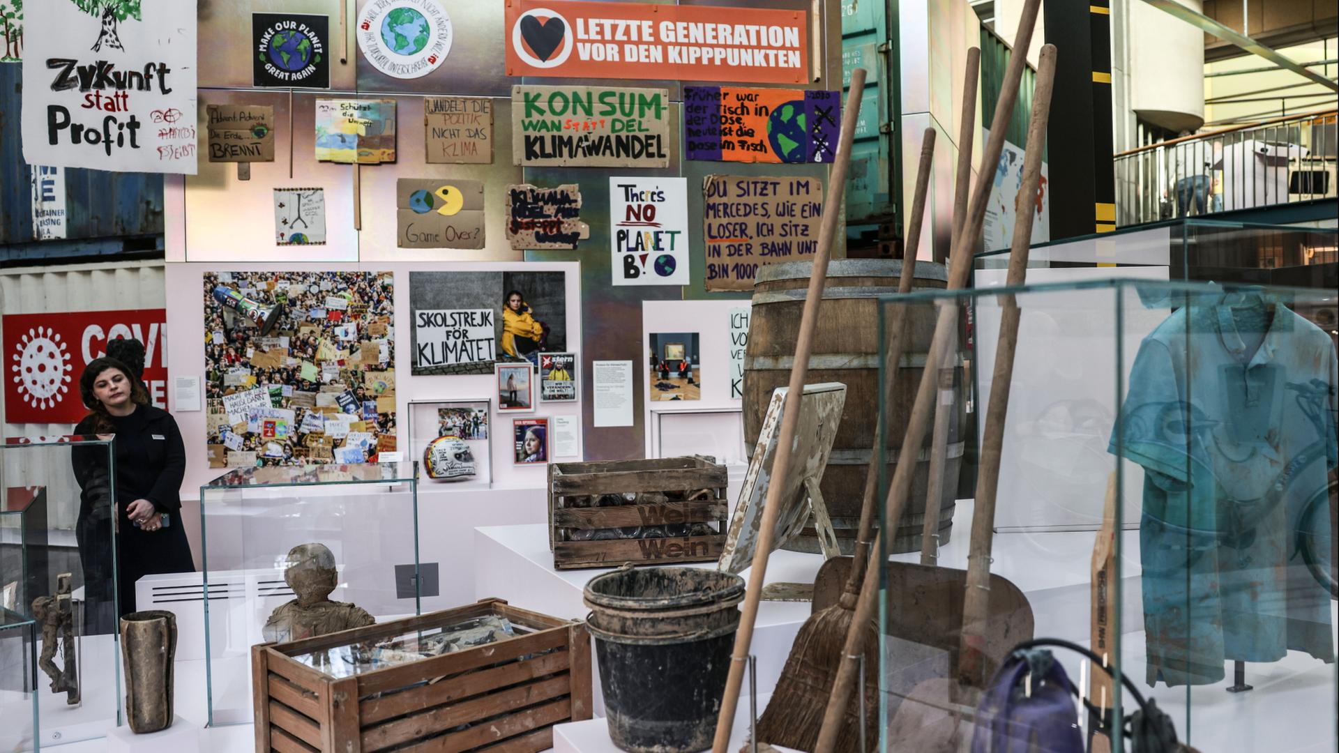 Relikte der Flutkatastrophe im Ahrtal und Plakate von Klimaktivisten sind im Haus der Geschichte zu sehen | dpa