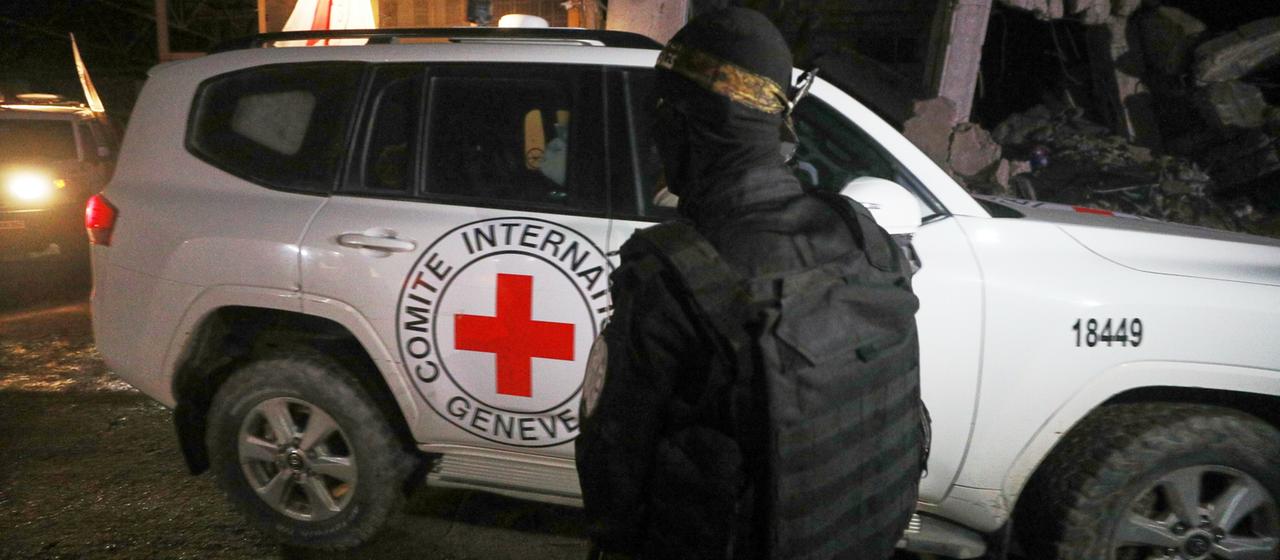 Ein Auto des Internationalen Roten Kreuzes in Gaza-Stadt | dpa Ein Auto des Internationalen Roten Kreuzes in Gaza-Stadt