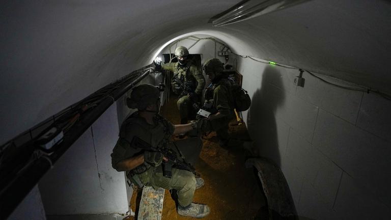 Israelische Soldaten in einem Tunnel, der ihren Angaben zufolge von der Terrormiliz Hamas genutzt wurde und unter dem früheren UNRWA-Sitz in Gaza verläuft