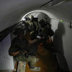 Israelische Soldaten in einem Tunnel, der ihren Angaben zufolge von der Terrormiliz Hamas genutzt wurde und unter dem früheren UNRWA-Sitz in Gaza verläuft