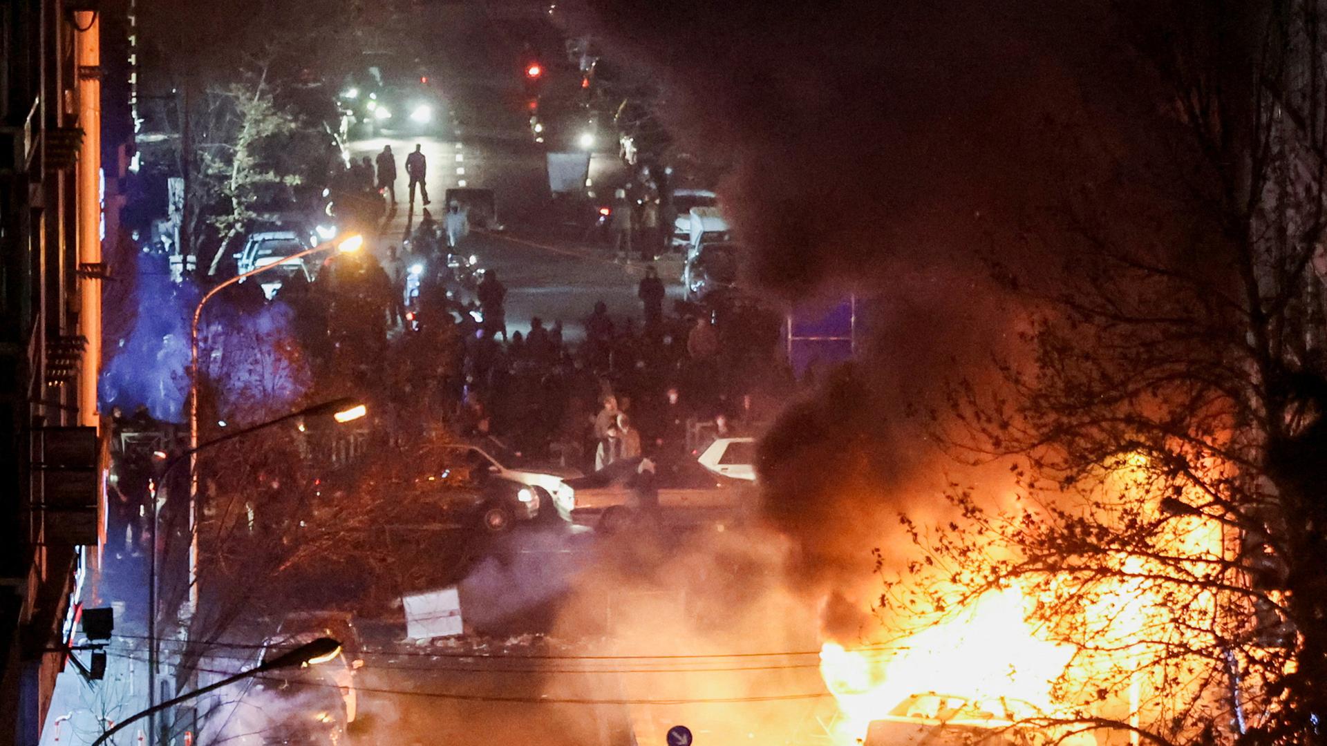Autos brennen während einer Demonstration in Teheran, Iran. (08.01.2026) | via REUTERS
