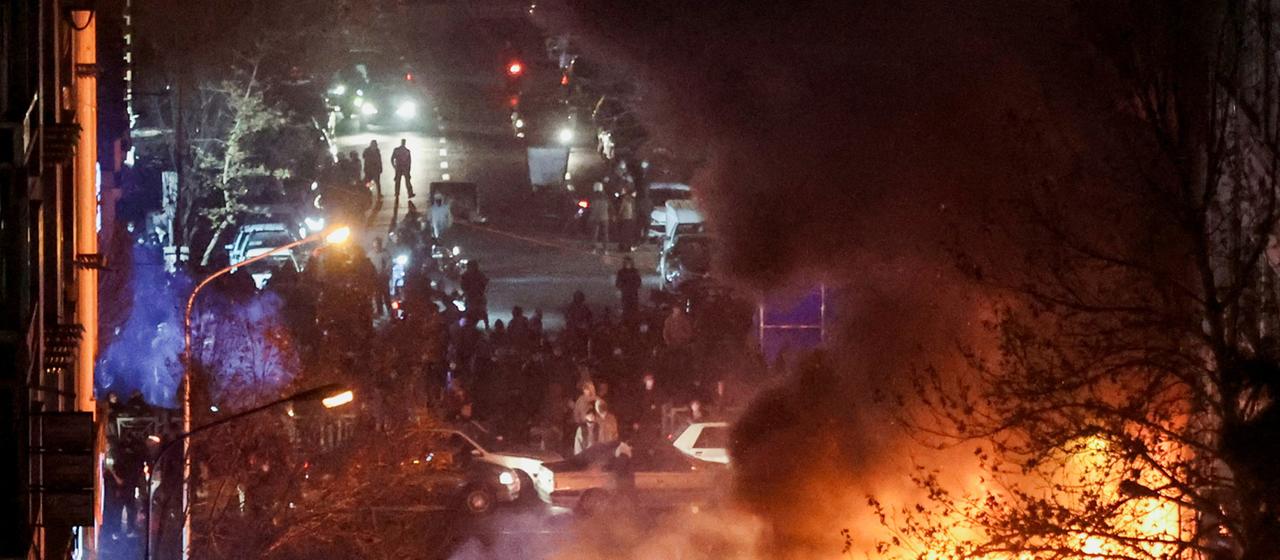 Autos brennen während einer Demonstration in Teheran, Iran. (08.01.2026)