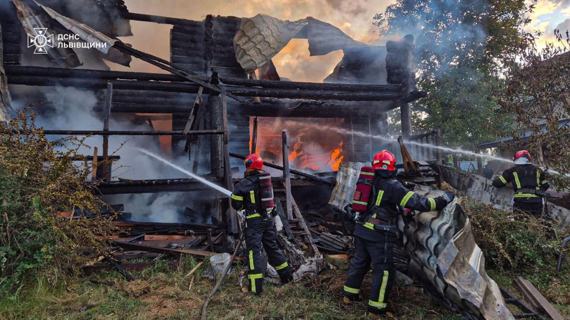 Feuerwehrleute löschen einen Brand in einem Wohngebiet in Lviv.  | Press service of the State Emergency Service of Ukraine in Lviv region/Handout via REUTERS