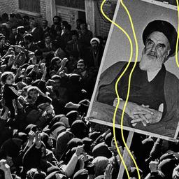 Ein Plakat von Chomeini, Ruhollah Musawi wird in einer Menschenmenge in die Luft gehalten.