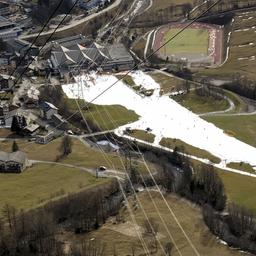 Blick auf eine künstlich beschneite Skipiste inmitten eines schneefreien Feldes auf 1411 Metern über dem Meeresspiegel. (Archivfoto vom 29.12.2022, Schweiz, Leukerbad)