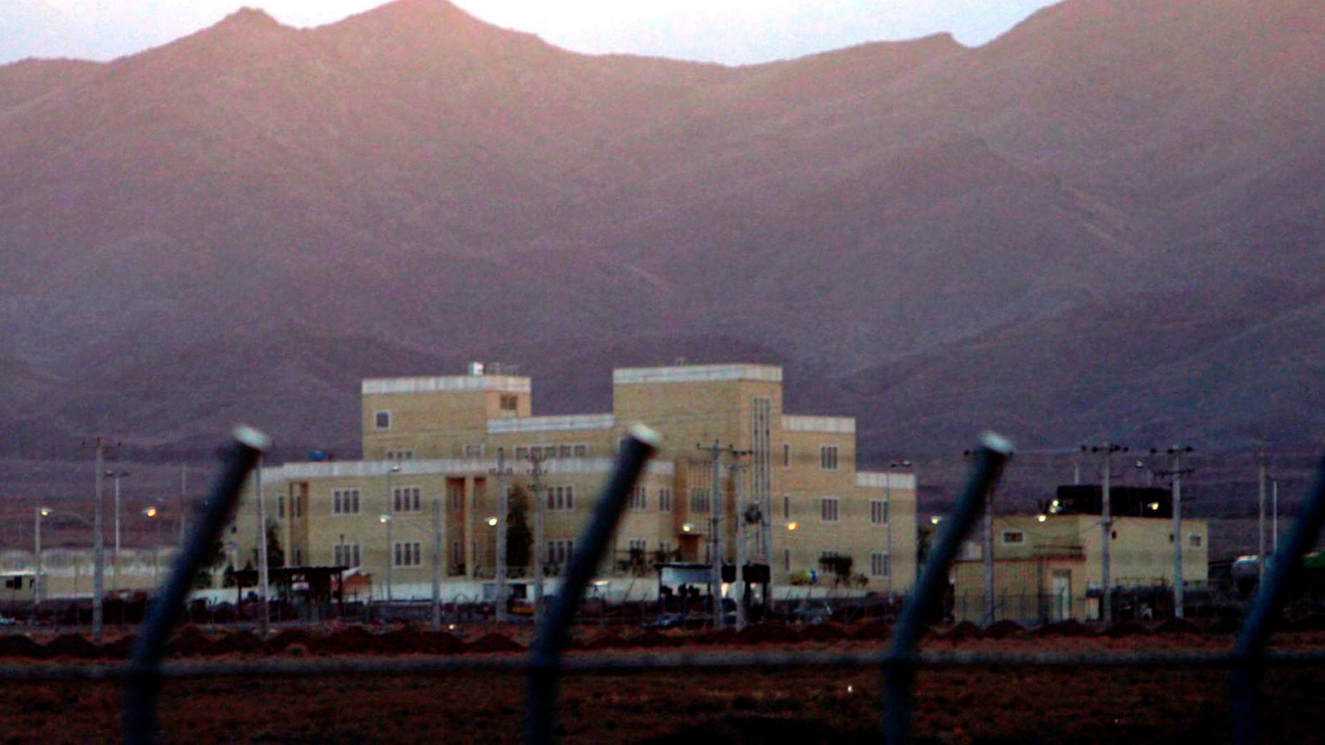 Blick auf die iranische Atomanlage Natans. (Archivbild: 17.11.2005) | Abedin Taherkenareh/epa/dpa