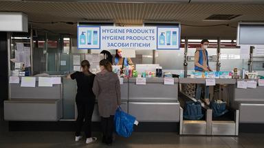 Archivbild 2022: Flüchtlinge aus der Ukraine im Ankunftszentrum auf den Tegler Flughafengelände im Jahr